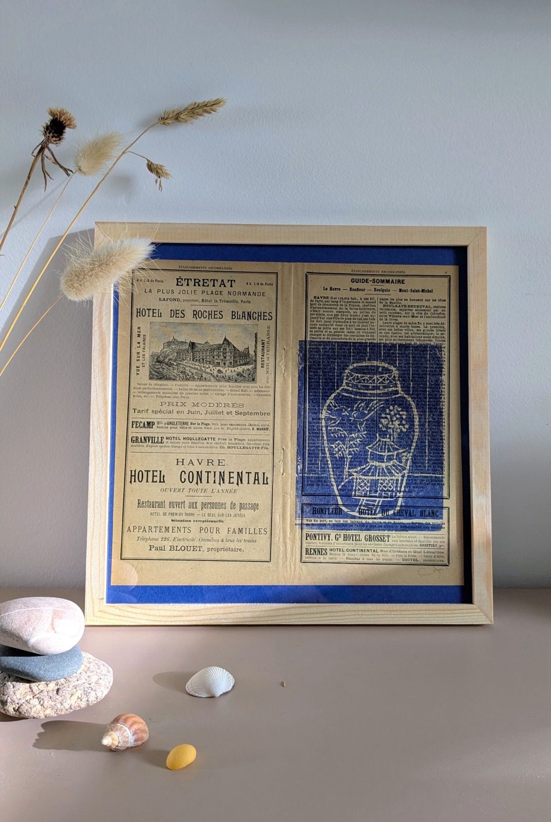 Linogravure bleue d'un bouquet, imprimée sur papier ancien et encadrée