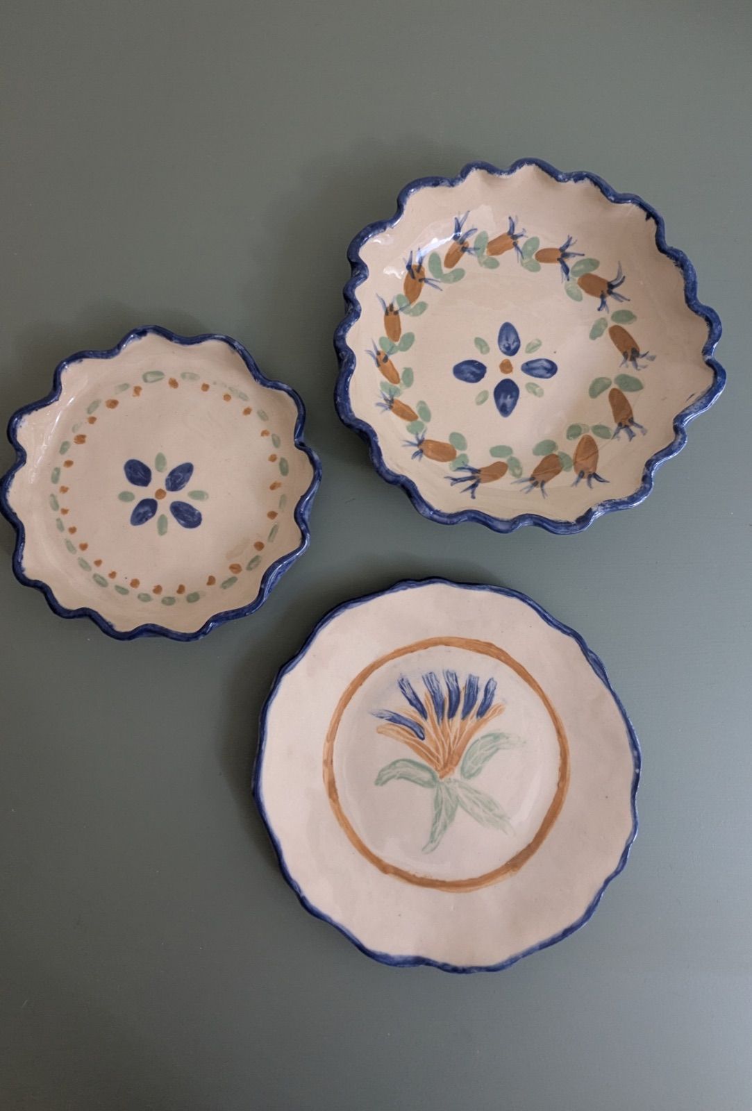 Assiettes en faïence à décor floral bleu, façon vaisselle ancienne